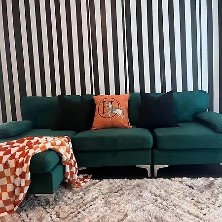 Central Located Modern West Midtown Suite